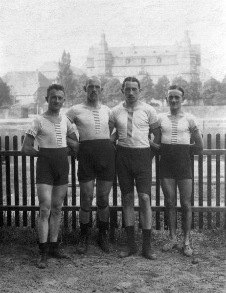 1919 – Vor dem Bootshaus