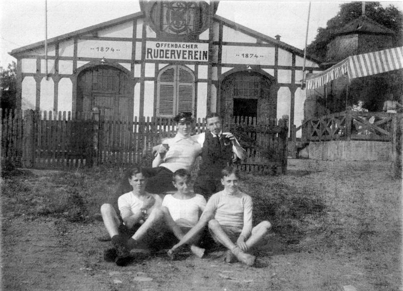 1911 – Vor dem Bootshaus
