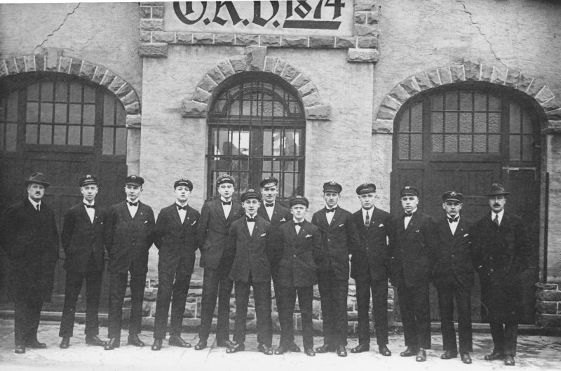 1923 – Achtermannschaft mit Trainer August Suther