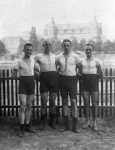 1919 – Vor dem Bootshaus